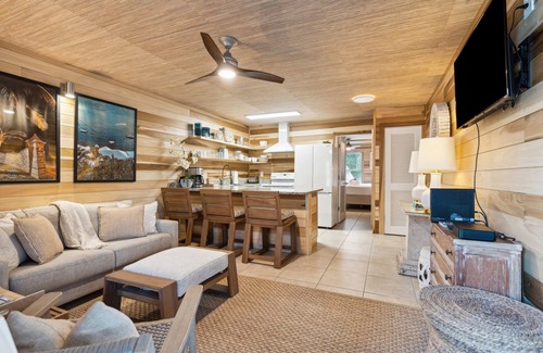 Sullivan's Island Condominio | Sullivan’s Beach Getaway on Island's Main St