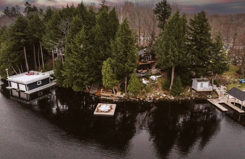 Bala Cabina | Summar Getaway on Lake Muskoka! Hottub, Canoe, Kayak, BBQ, Patio