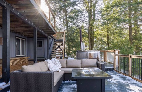 Bala Cabina | Summar Getaway on Lake Muskoka! Hottub, Canoe, Kayak, BBQ, Patio