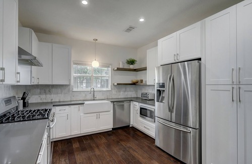 Houston Heights Casa | SUMMER 2025 - Updated 3/2 with yard, one block from MKT Heights