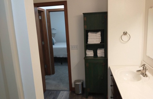 Uniontown Cabina | Summer access to pool and mini golf! Spacious lodge for groups, sleeps 12.