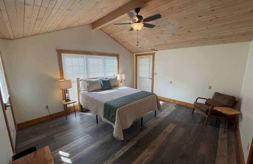 Uniontown Cabina | Summer access to pool and mini golf! Spacious lodge for groups, sleeps 12.