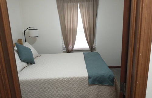 Uniontown Cabina | Summer access to pool and mini golf! Spacious lodge for groups, sleeps 12.