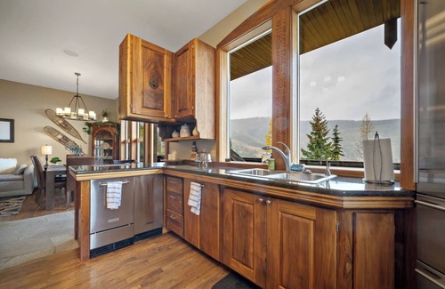 Sandpoint Chalet De Esquí | Summer at Schweitzer | Mogul Hill Chalet | Hot tub