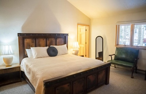 Taos Ski Valley Casa | Reed Inicio - Amplia vivienda unifamiliar en un lote grande de 5,400 acres