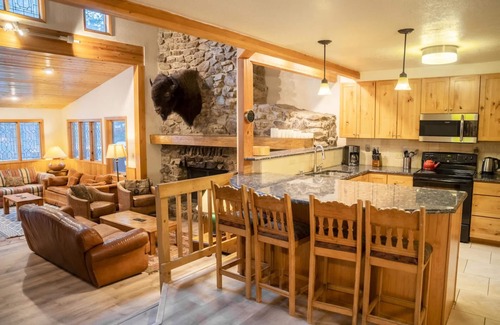 Taos Ski Valley Casa | Reed Inicio - Amplia vivienda unifamiliar en un lote grande de 5,400 acres