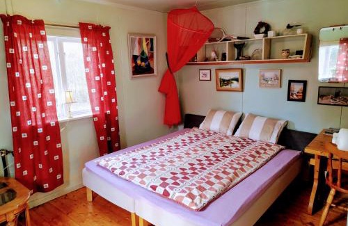 Bracke Otro | Summer bedroom, outside toilet, shower, kitchen. 120 m from Sandbach.