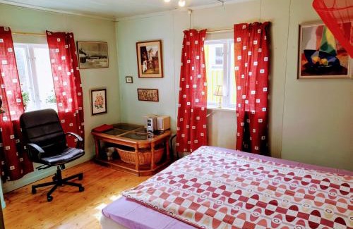 Bracke Otro | Summer bedroom, outside toilet, shower, kitchen. 120 m from Sandbach.