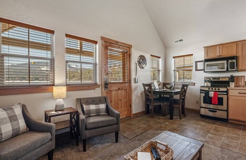 Dover Bay Casa | Summer Breeze - Lakefront Beach Bungalow