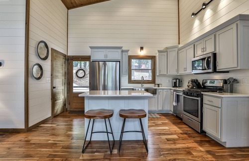 Ellijay Cabina | Summer cabin | Sleeps 8 + Hot Tub!