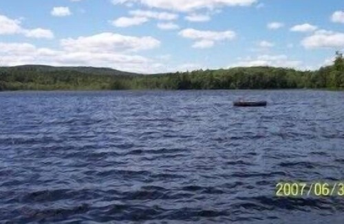 Strafford Cabaña | Cabaña de verano en el lago aislado