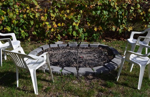 Waukazoo Woods Casa | Fechas de verano disponibles cerca del lago MI y del centro. Mesa de billar, parrilla y fogata