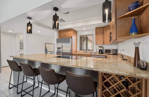 Palm Desert Condominio | Summer Escape: Save 25% Now!