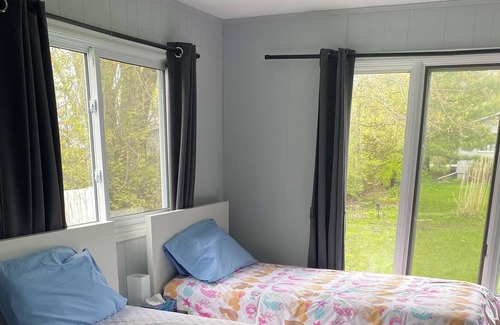 Zurich Cabaña | Summer fun at Brayview Cottage- 2 min walk to private beach!