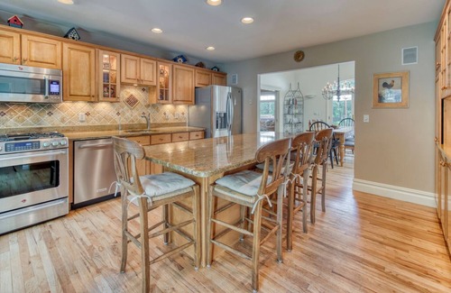 Wainscott Woods Casa | Summer fun at our private Wainscott retreat… 5 min to beach!