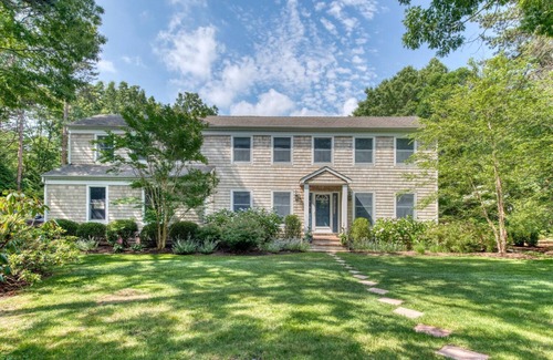 Wainscott Woods Casa | Summer fun at our private Wainscott retreat… 5 min to beach!