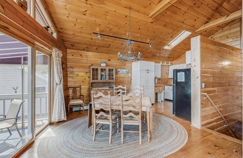 Naples Casa | Summer Fun, Lake View, Firepit, Outdoor grilling, walk to the lake