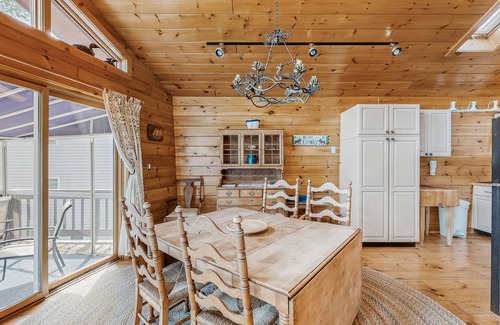 Naples Casa | Summer Fun, Lake View, Firepit, Outdoor grilling, walk to the lake