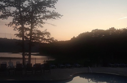 White Haven Chalet De Esquí | Summer fun, pool w/amenities in Lake Harmony at Jack Frost Mtn with Pond View