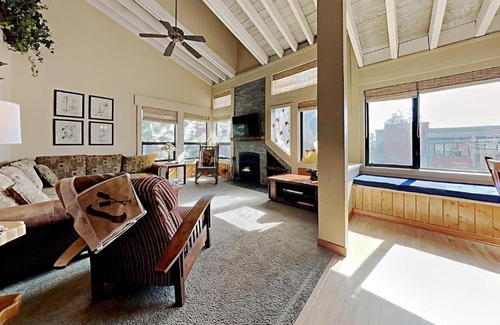 Mammoth Lakes Apartamento | Summer Fun - SLOPESIDE 4BR 3BA with 3 Spas, Pool and Sauna - Perfect for Family and Friend Getaways All Year Round 1849 Condos 693 condo