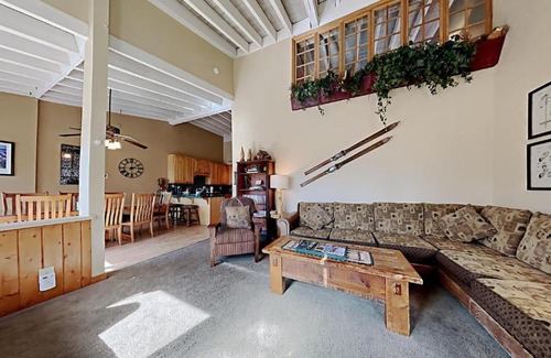 Mammoth Lakes Apartamento | Summer Fun - SLOPESIDE 4BR 3BA with 3 Spas, Pool and Sauna - Perfect for Family and Friend Getaways All Year Round 1849 Condos 693 condo