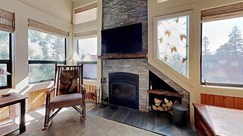 Mammoth Lakes Apartamento | Summer Fun - SLOPESIDE 4BR 3BA with 3 Spas, Pool and Sauna - Perfect for Family and Friend Getaways All Year Round 1849 Condos 693 condo