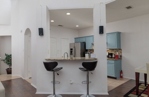 Euless Casa | Covered Patio & Grill for Hot Summer Days
