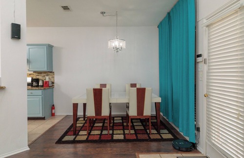 Euless Casa | Covered Patio & Grill for Hot Summer Days