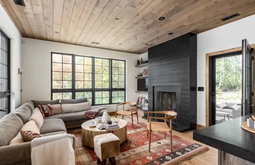 Tollgate Canyon Cabina | Summer getaway in the mountains. A cozy and charming cabin close to Park City!