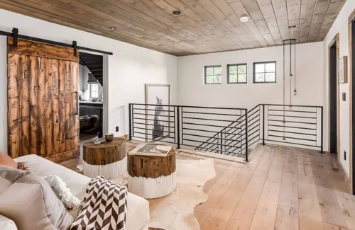 Tollgate Canyon Cabina | Summer getaway in the mountains. A cozy and charming cabin close to Park City!