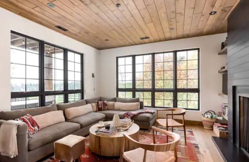 Tollgate Canyon Cabina | Summer getaway in the mountains. A cozy and charming cabin close to Park City!