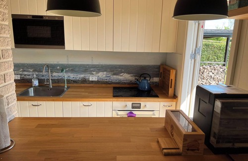 Stillinge Strand Casa | Summer hours in a cozy, old summer house area.