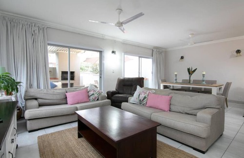 Umhlali Beach Apartamento | Summer Living close to Willard's and Thompson's Beach