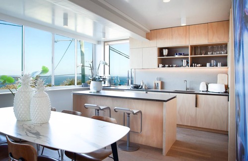 Bronte Apartamento | Summer Love Clovelly (IH) - Arty beachside 2 bedroom apartment with parking and ocean views