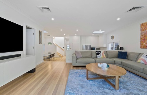 Vaucluse Casa | Summer Retreat with Pool - Holiday Home 7 beds, 4 bedrooms, near Beaches & Shops