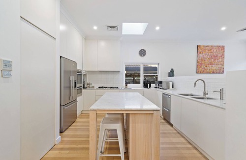Vaucluse Casa | Summer Retreat with Pool - Holiday Home 7 beds, 4 bedrooms, near Beaches & Shops