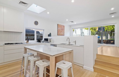 Vaucluse Casa | Summer Retreat with Pool - Holiday Home 7 beds, 4 bedrooms, near Beaches & Shops