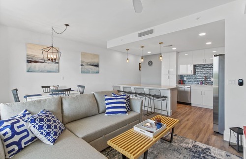 North Trail Condominio | Summer Special! 1/1.5 Penthouse at The Strand – Water View