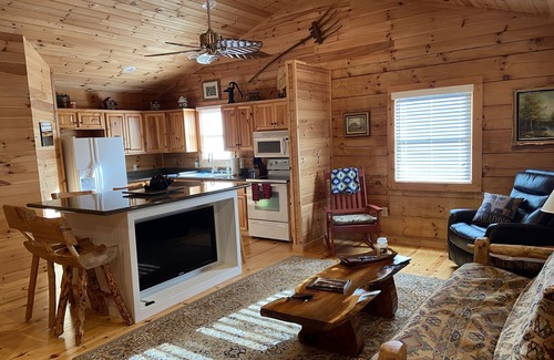 West Jefferson Cabina | SUMMER SPECIAL — Book 5 nights 6+7th FREE — LOG CABIN with Privacy+ Firepit