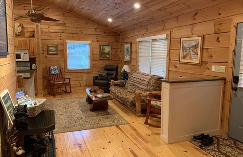 West Jefferson Cabina | SUMMER SPECIAL — Book 5 nights 6+7th FREE — LOG CABIN with Privacy+ Firepit