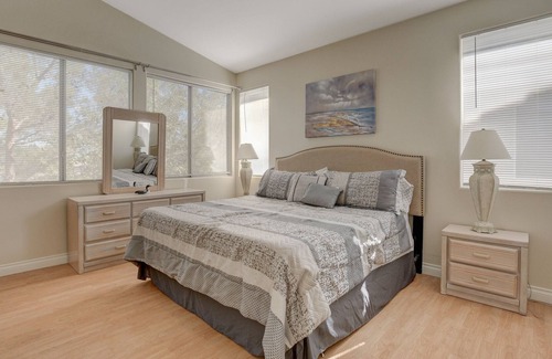 Summerlin South Casa | Summerlin.Pool.Sauna.Jacuzzi.Massage Chair. Sparkling.Serene.4Bdr 2King8TwinBed