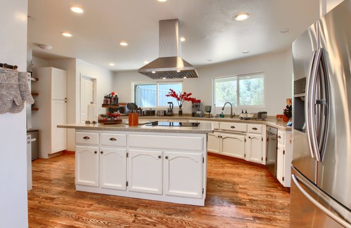 Coarsegold Casa | Summers@BOM, Yosemite\BassLake, Sleeps 22, hottub, Movie\Game\Billiards\Play