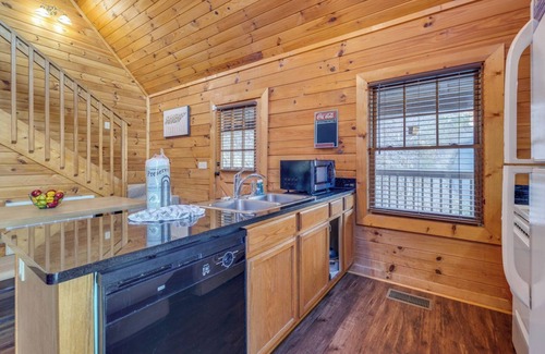 Sevierville Cabina | Summertime Swims & Lake Fun, Fall Cocoa by the Fireplace & Year-Round Hot Tub Dips - Lakeview Pointe