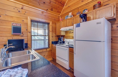 Sevierville Cabina | Summertime Swims & Lake Fun, Fall Cocoa by the Fireplace & Year-Round Hot Tub Dips - Lakeview Pointe