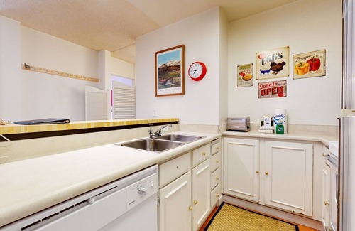 Mammoth Lakes Condominio | Summit 234 Pet-Friendly, Quaint, Walk to Eagle Lodge by RedAwning