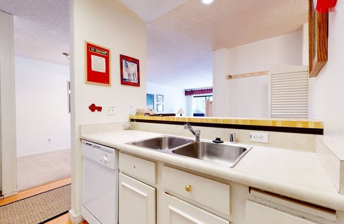 Mammoth Lakes Condominio | Summit 234 Pet-Friendly, Quaint, Walk to Eagle Lodge by RedAwning