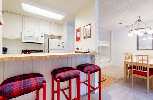 Mammoth Lakes Condominio | Summit 234 Pet-Friendly, Quaint, Walk to Eagle Lodge by RedAwning