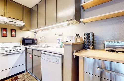 Mammoth Lakes Condominio | Summit 258 Pet-Friendly, Comfortable, Great Complex Amenities by RedAwning