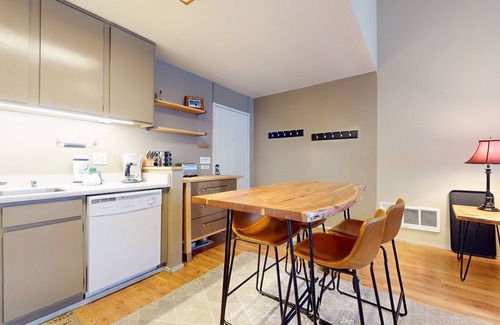 Mammoth Lakes Condominio | Summit 258 Pet-Friendly, Comfortable, Great Complex Amenities by RedAwning