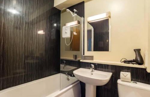 Central Aberdeen Apartamento | Summit Central - Quiet 2BR Flat WiFi Parking